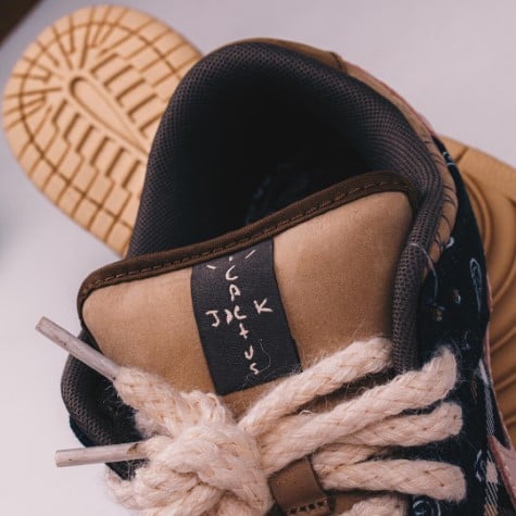 SB Dunk Low Travis Scott